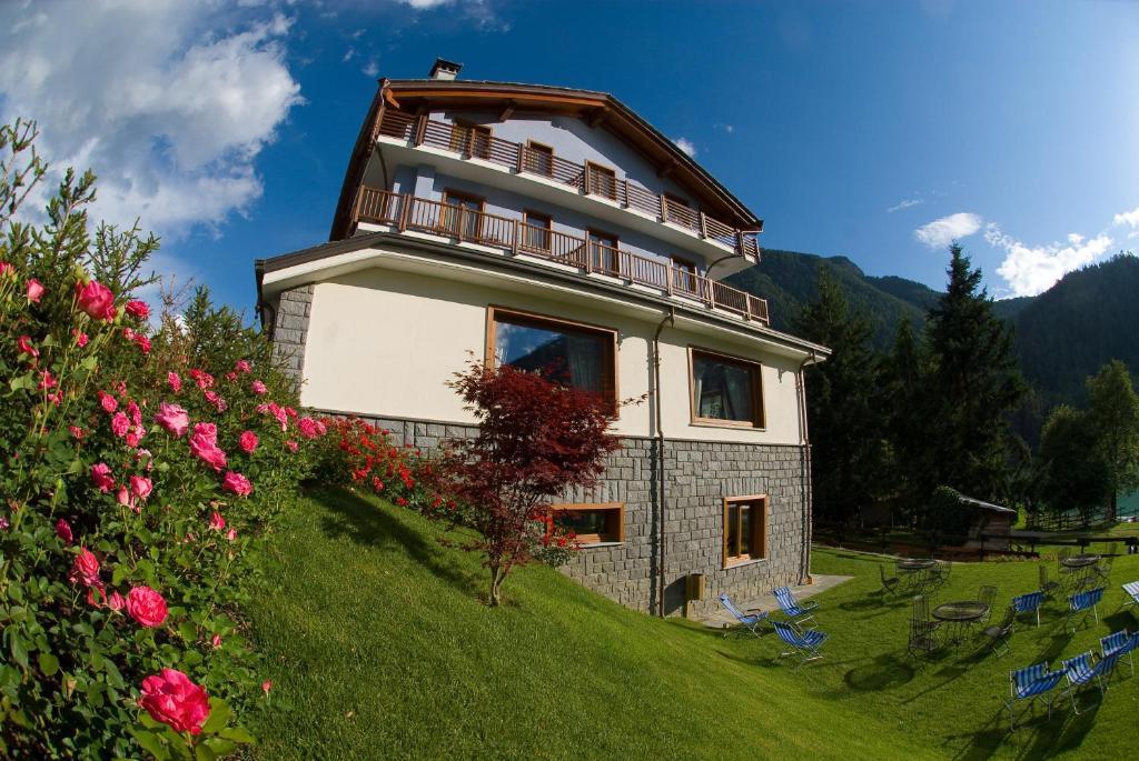 Laghetto Alpine Hotel & Restaurant Брюссон Экстерьер фото