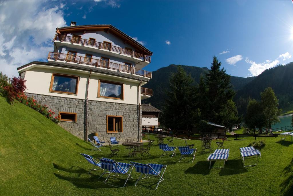 Laghetto Alpine Hotel & Restaurant Брюссон Экстерьер фото