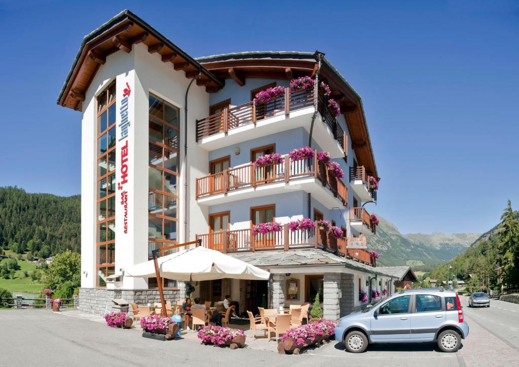 Laghetto Alpine Hotel & Restaurant Брюссон Экстерьер фото